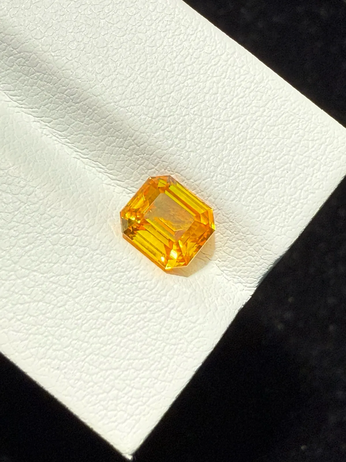 2.02ct天然金丝雀黄蓝宝裸石，尺寸6.7*6*4.6mm，颜色美艳 ，晶体通透，火彩足