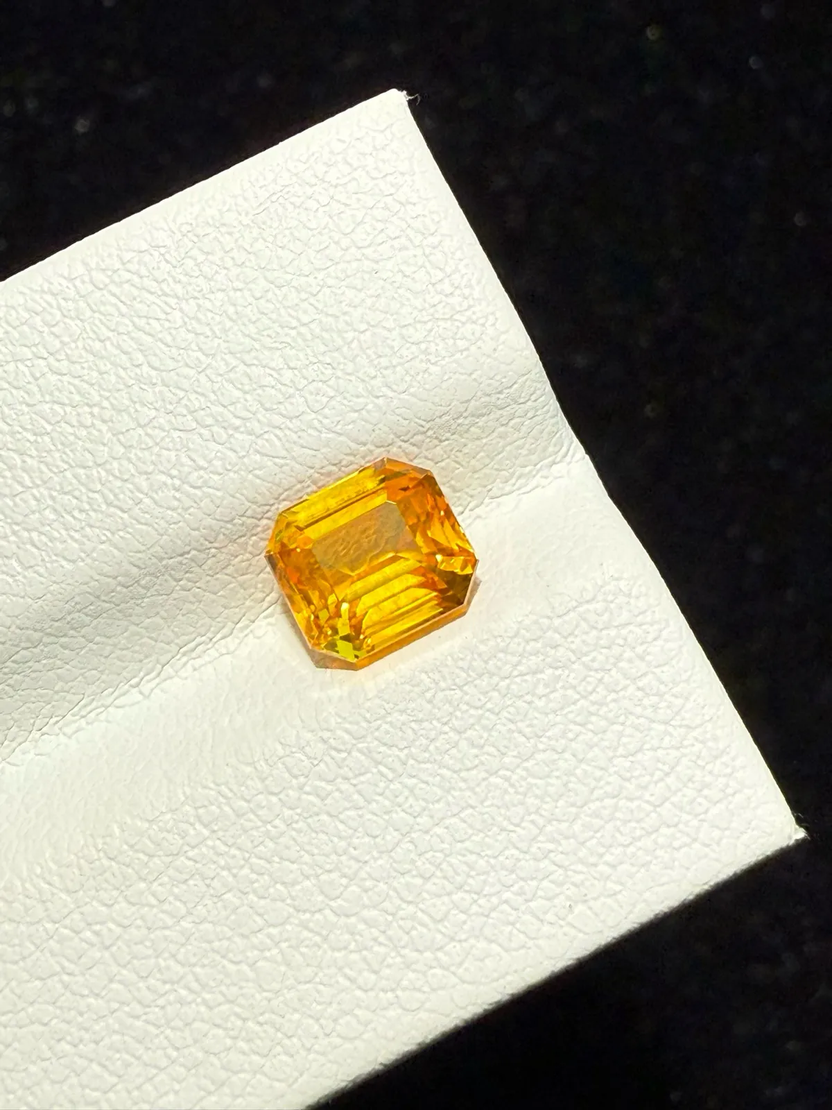 2.02ct天然金丝雀黄蓝宝裸石，尺寸6.7*6*4.6mm，颜色美艳 ，晶体通透，火彩足