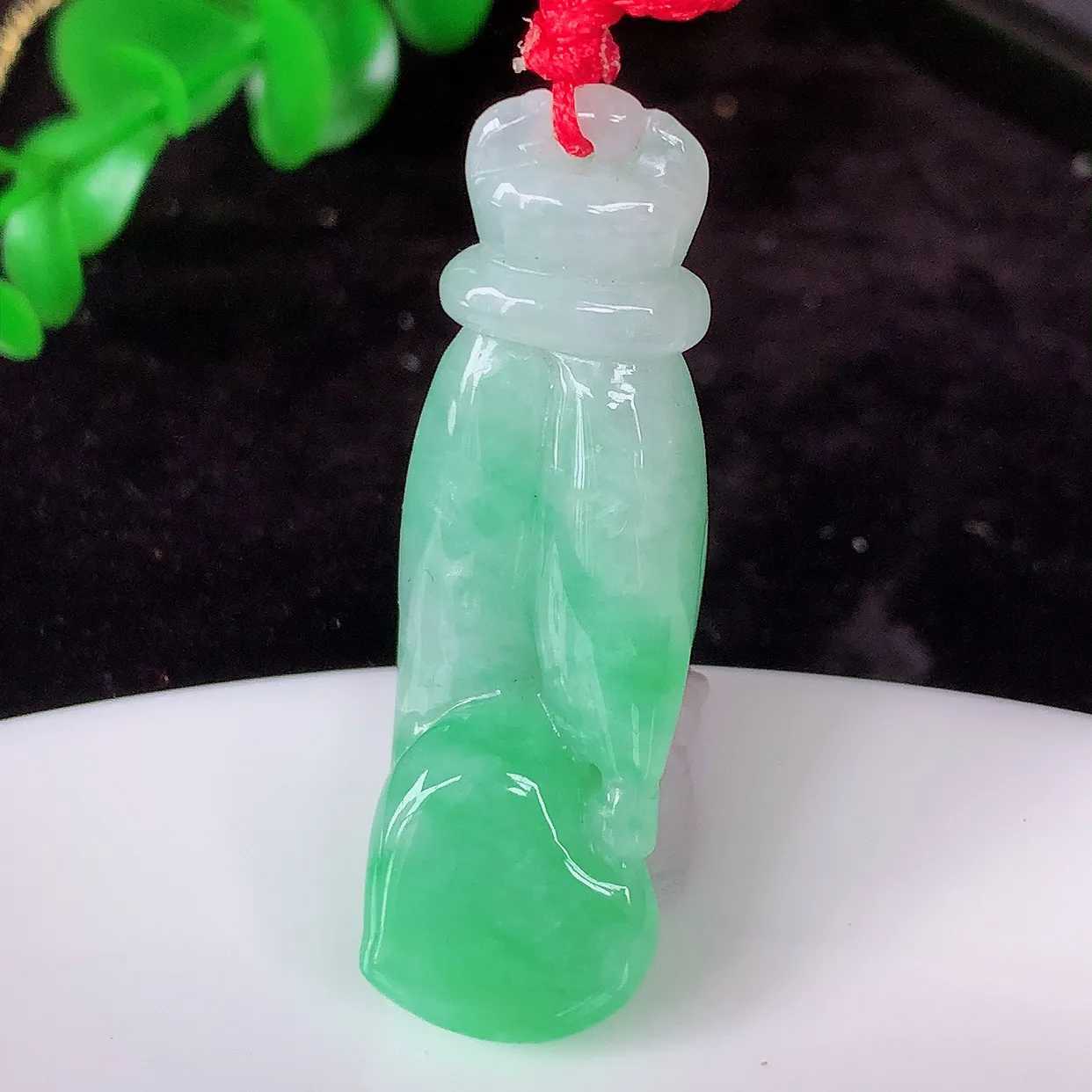 自然光实拍，冰润飘绿翡翠掌上明珠吊坠，种老水足，雕工精湛 ，寓意美好，佩戴时尚出众！#46.21