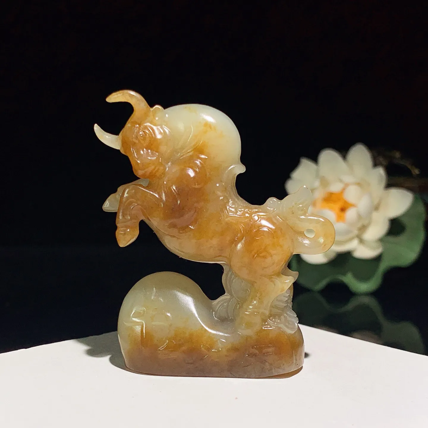新疆且末糖扭转乾坤生肖牛摆件。尺寸63/53/19重74克 玉质细腻油润 底色纯净 脂粉好，品质好！