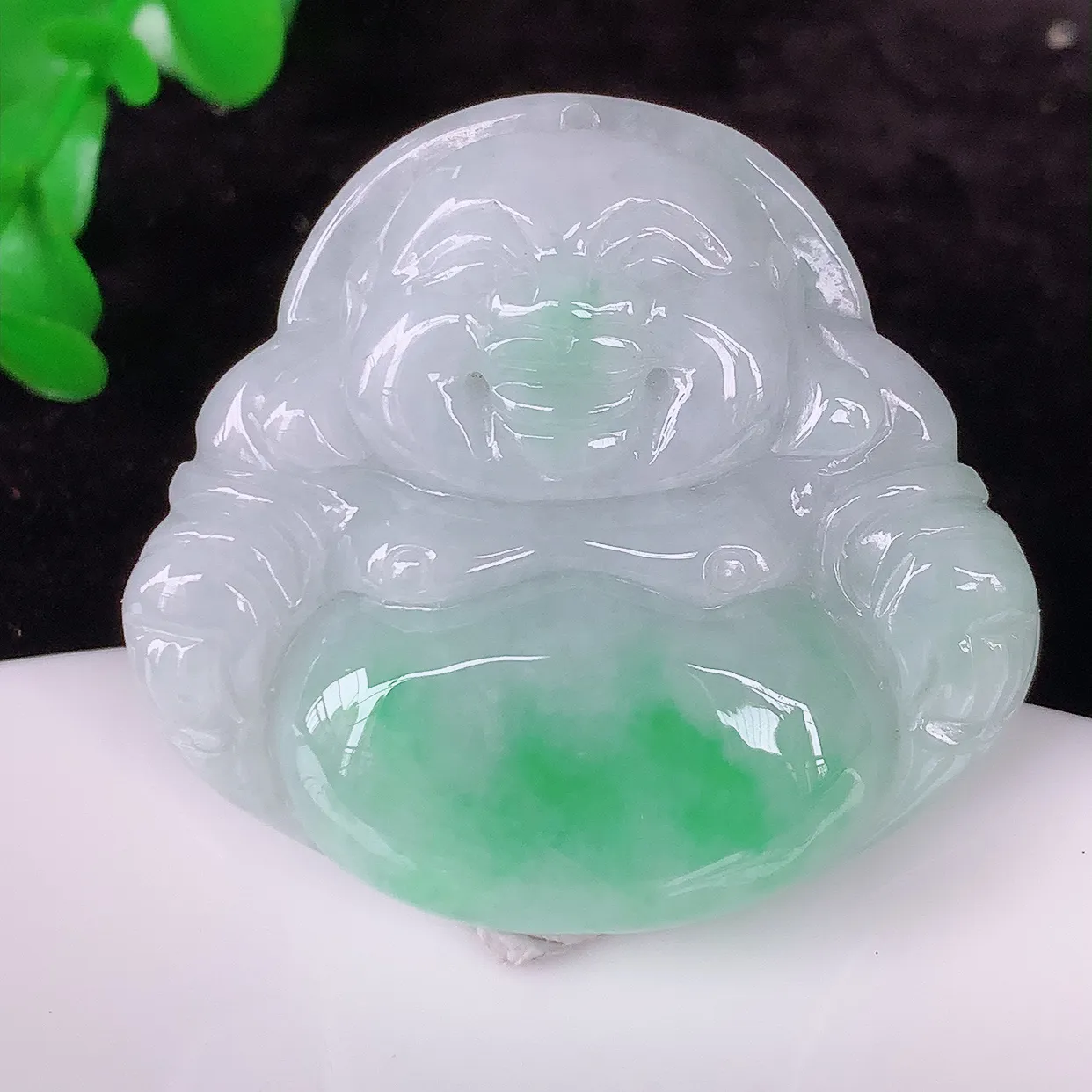 自然光实拍，冰润飘绿翡翠佛公吊坠，笑口常开，佛公在心中，一生平安幸福，冰透，佛公翠色迷人，佩戴佳品！