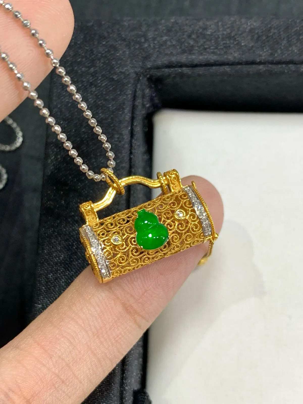 18K金镶嵌阳绿葫芦香包吊坠，设计款～