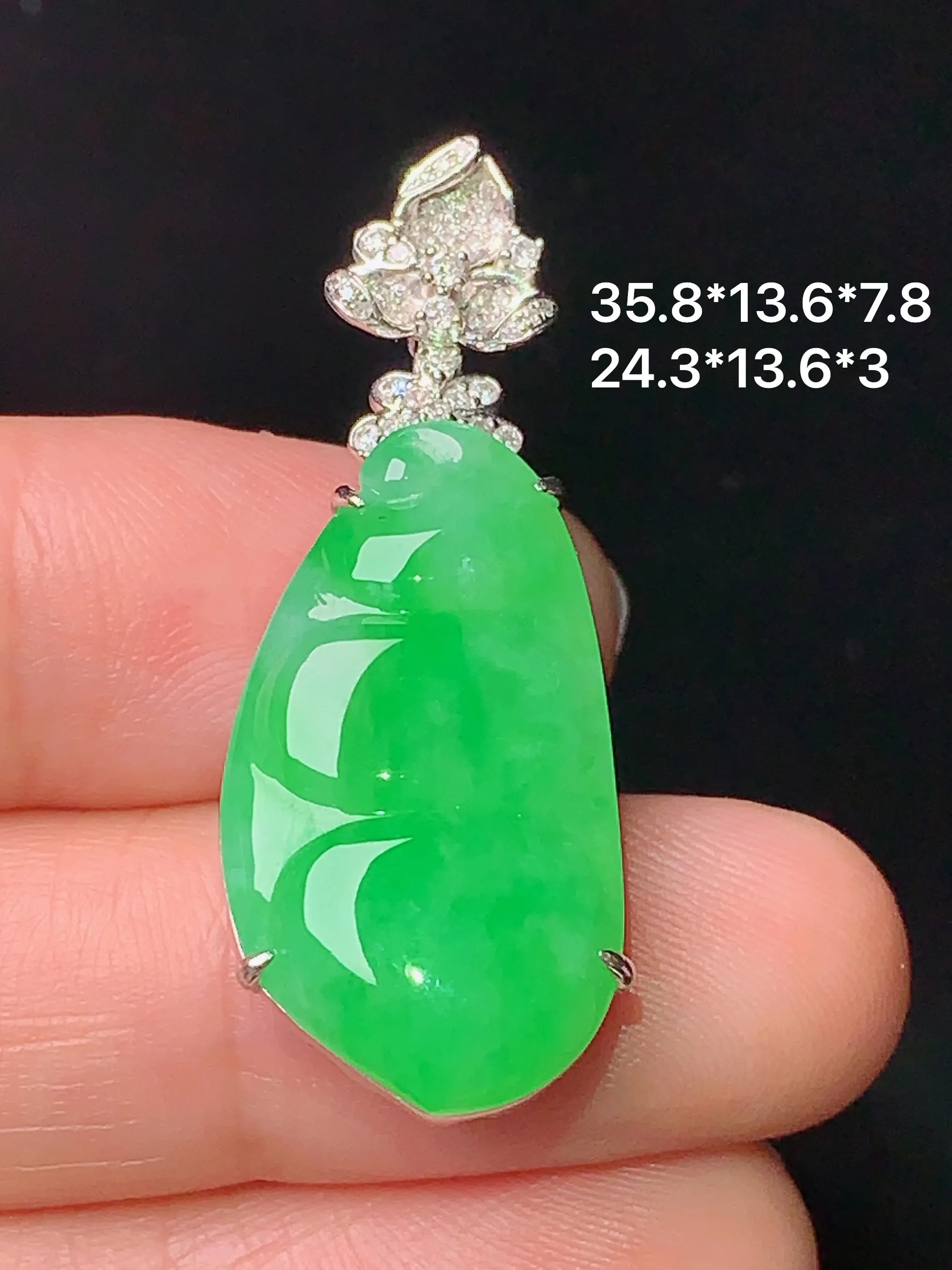 18k金钻镶嵌翠绿四季豆吊坠 玉质细腻 水润亮眼 色泽艳丽 整体尺寸35.8*13.6*7.8