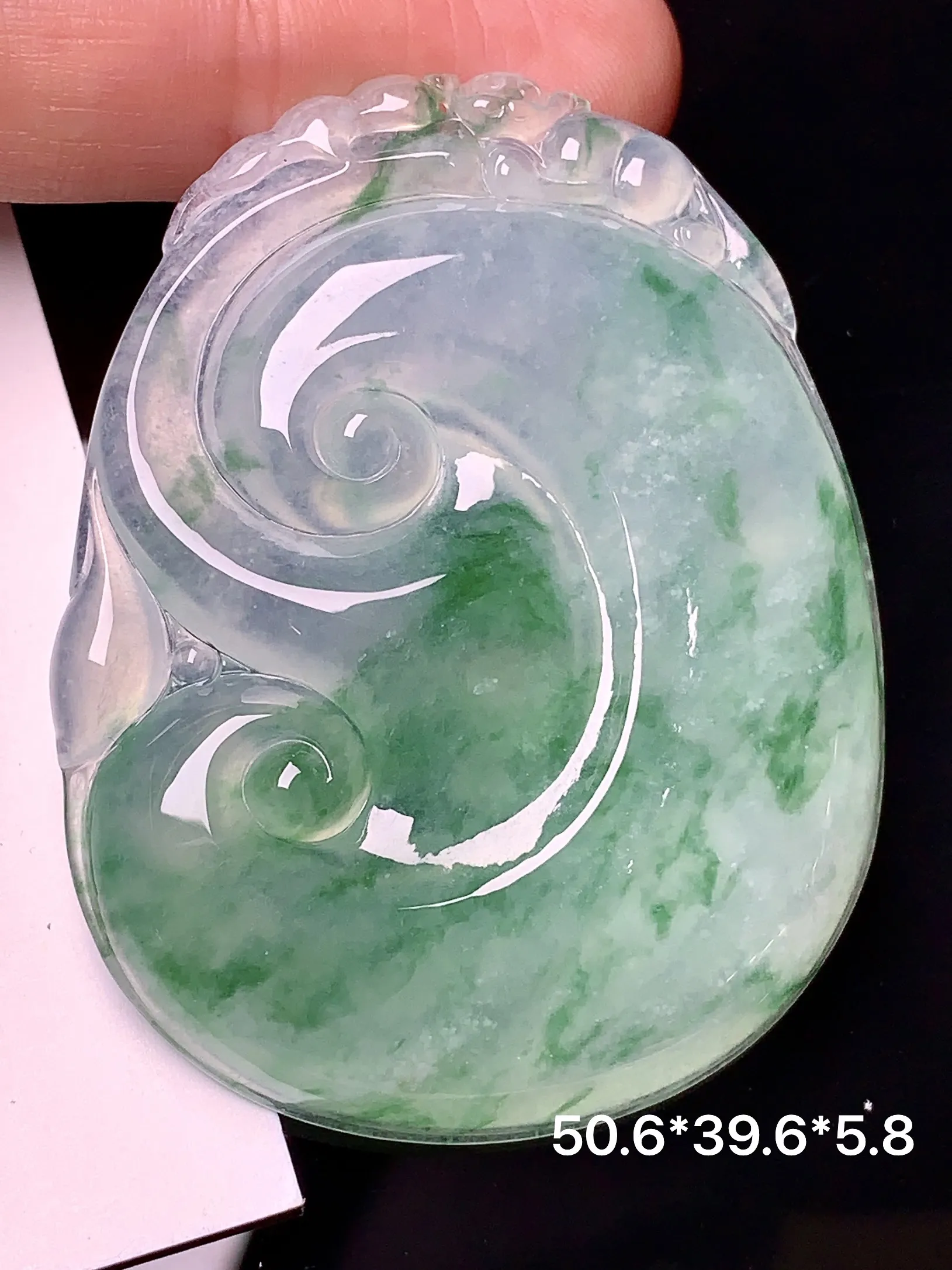 飘绿如意吊坠 玉质细腻 水润亮眼 色泽艳丽 整体尺寸50.6*39.6*5.8