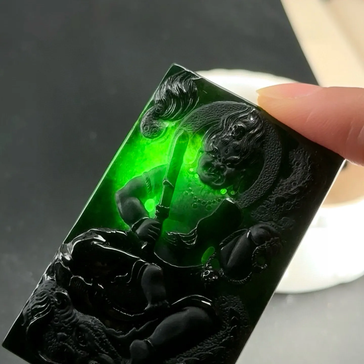 精品墨翠不动明王 种好色正 黑度极好 打灯通透 油性十足 尺寸61