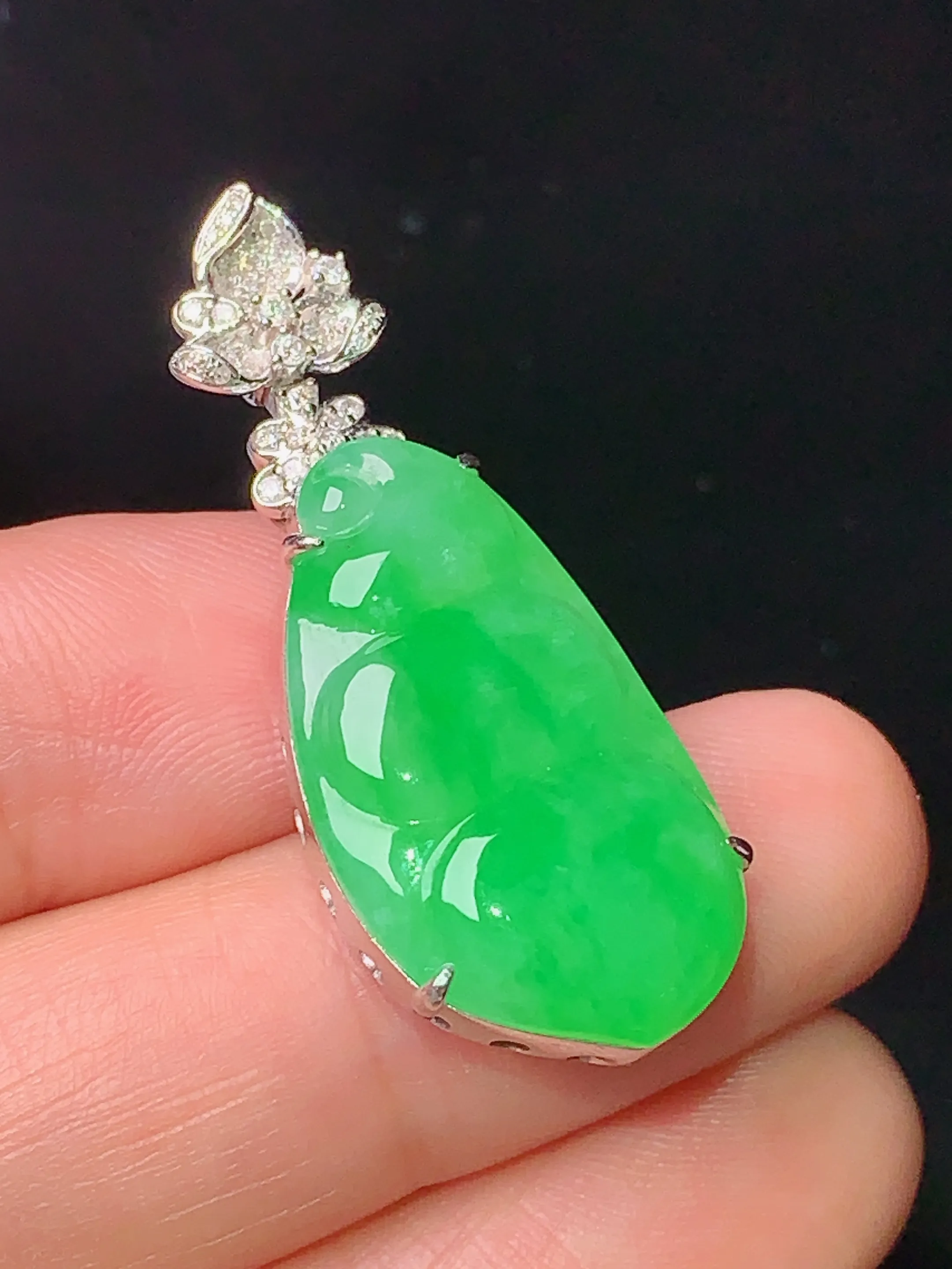18k金钻镶嵌翠绿四季豆吊坠 玉质细腻 水润亮眼 色泽艳丽 整体尺寸35.8*13.6*7.8