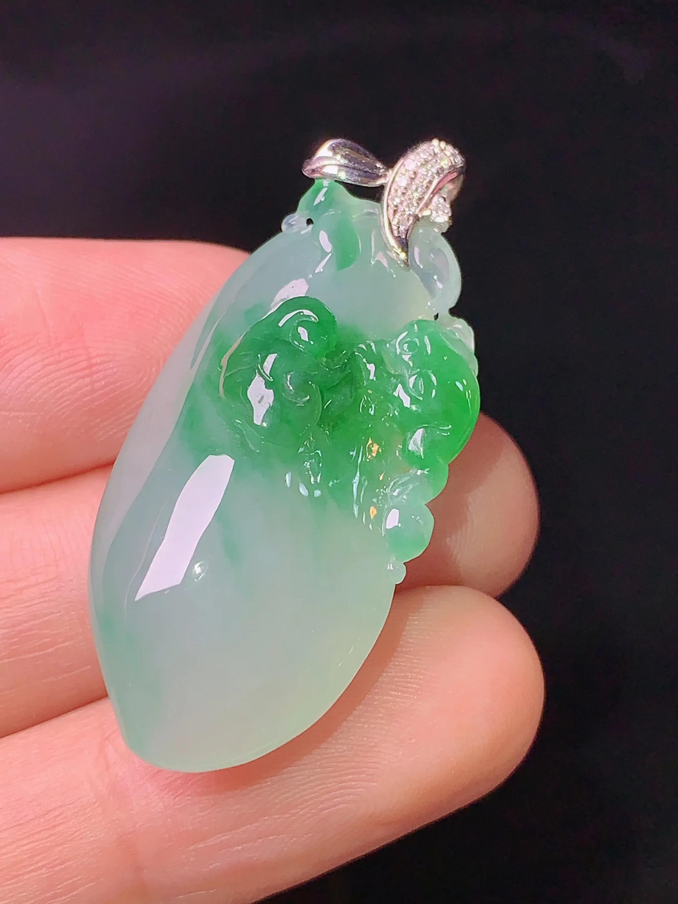18k金钻镶嵌飘绿福瓜吊坠 玉质细腻 水润亮眼 色泽艳丽 整体尺寸38.3*17.8*11.3