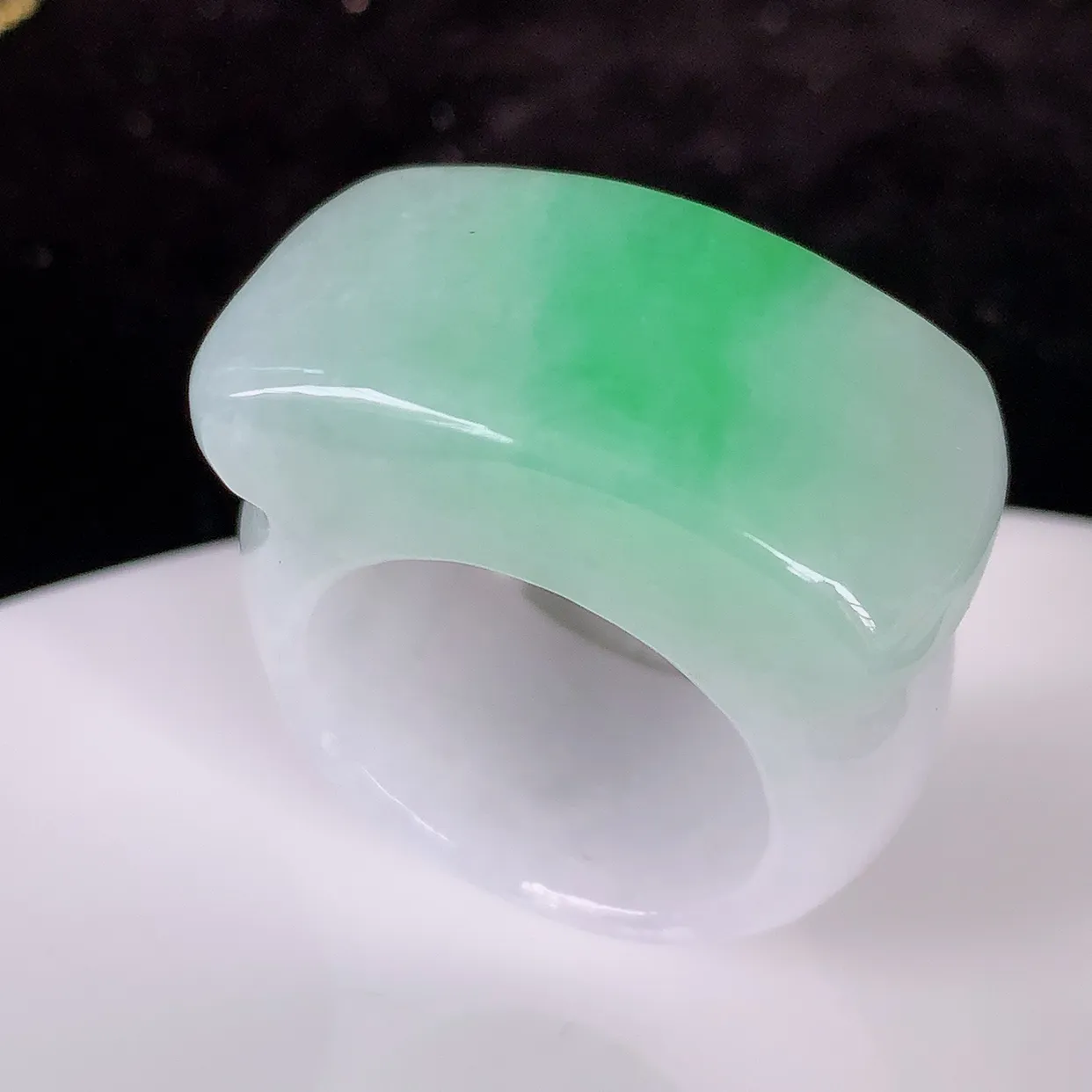 自然光实拍，21mm内径飘绿翡翠扳指，冰润指环，玉扳指，财源滚滚，玉质细腻起胶，26圈口，种水好！#