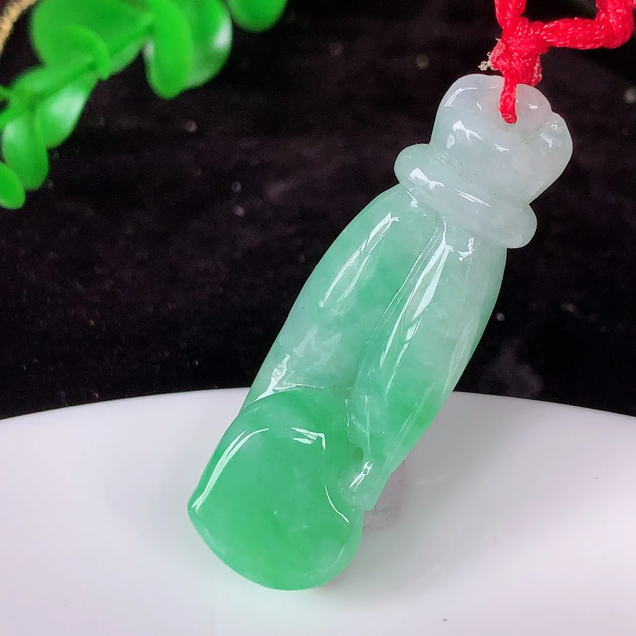 自然光实拍，冰润飘绿翡翠掌上明珠吊坠，种老水足，雕工精湛 ，寓意美好，佩戴时尚出众！#46.21
