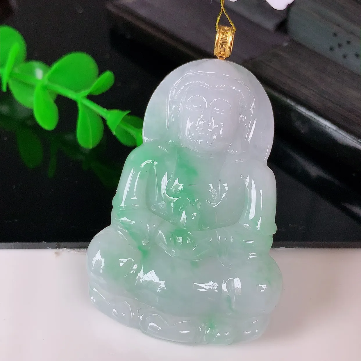 18K金镶嵌冰润飘绿观音菩萨吊坠，赐福翡翠观音，观音面相端庄，品相佳，佩戴气质！#35.21整体56*裸石50*34.5*5.6