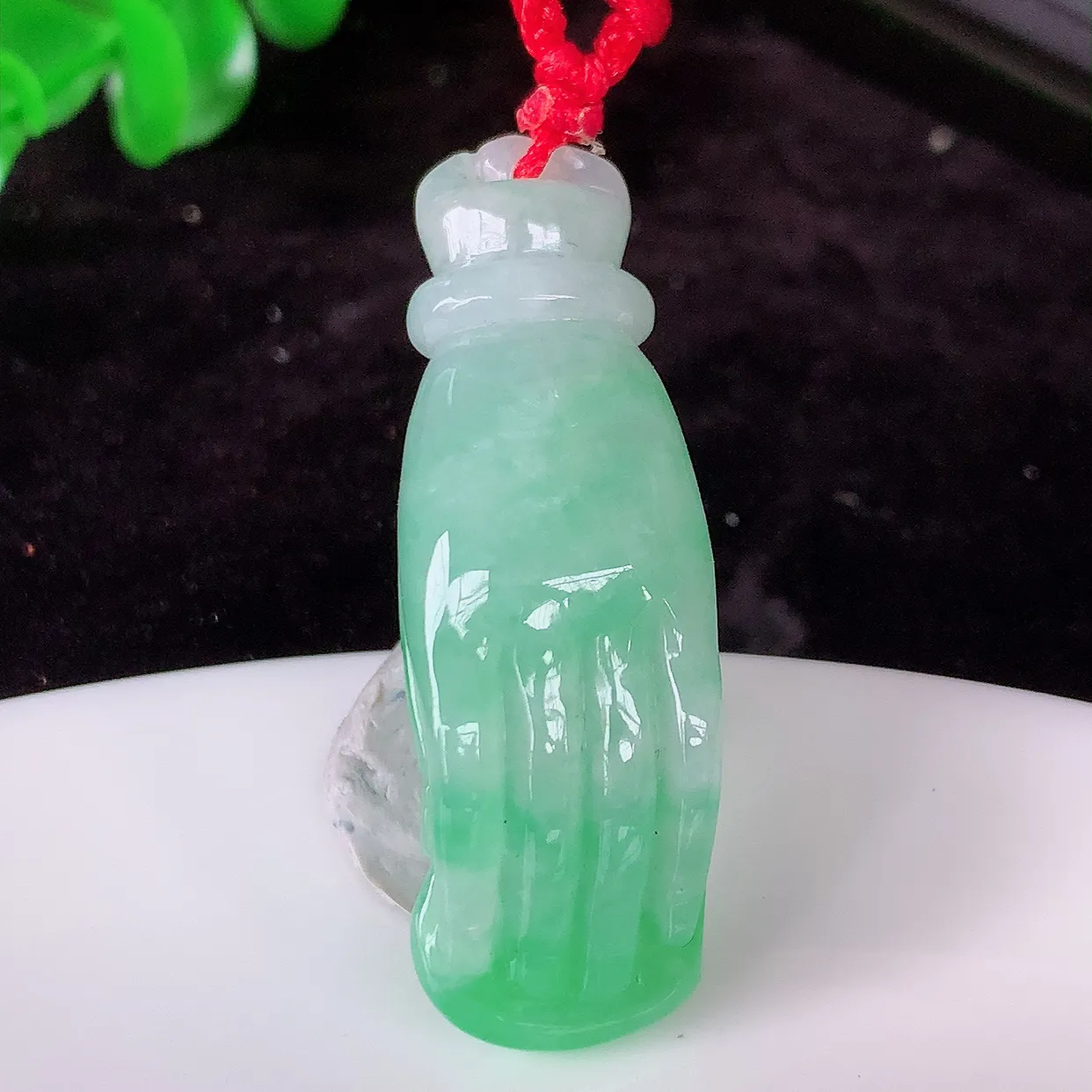 自然光实拍，冰润飘绿翡翠掌上明珠吊坠，种老水足，雕工精湛 ，寓意美好，佩戴时尚出众！#46.21