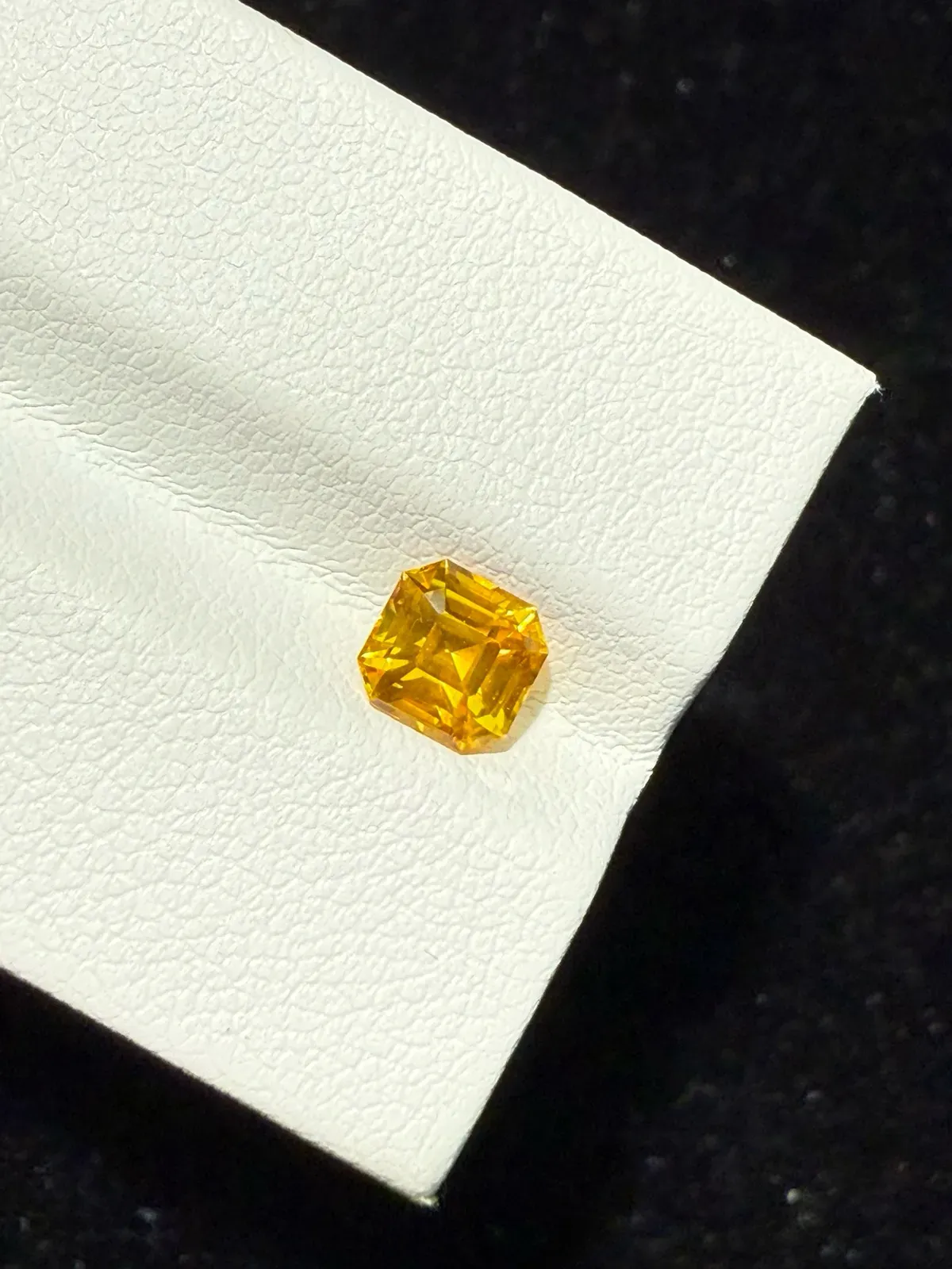 1.04ct天然黄蓝宝裸石，尺寸5.3*5.5*3.9mm，颜色美艳 ，晶体通透，火彩足