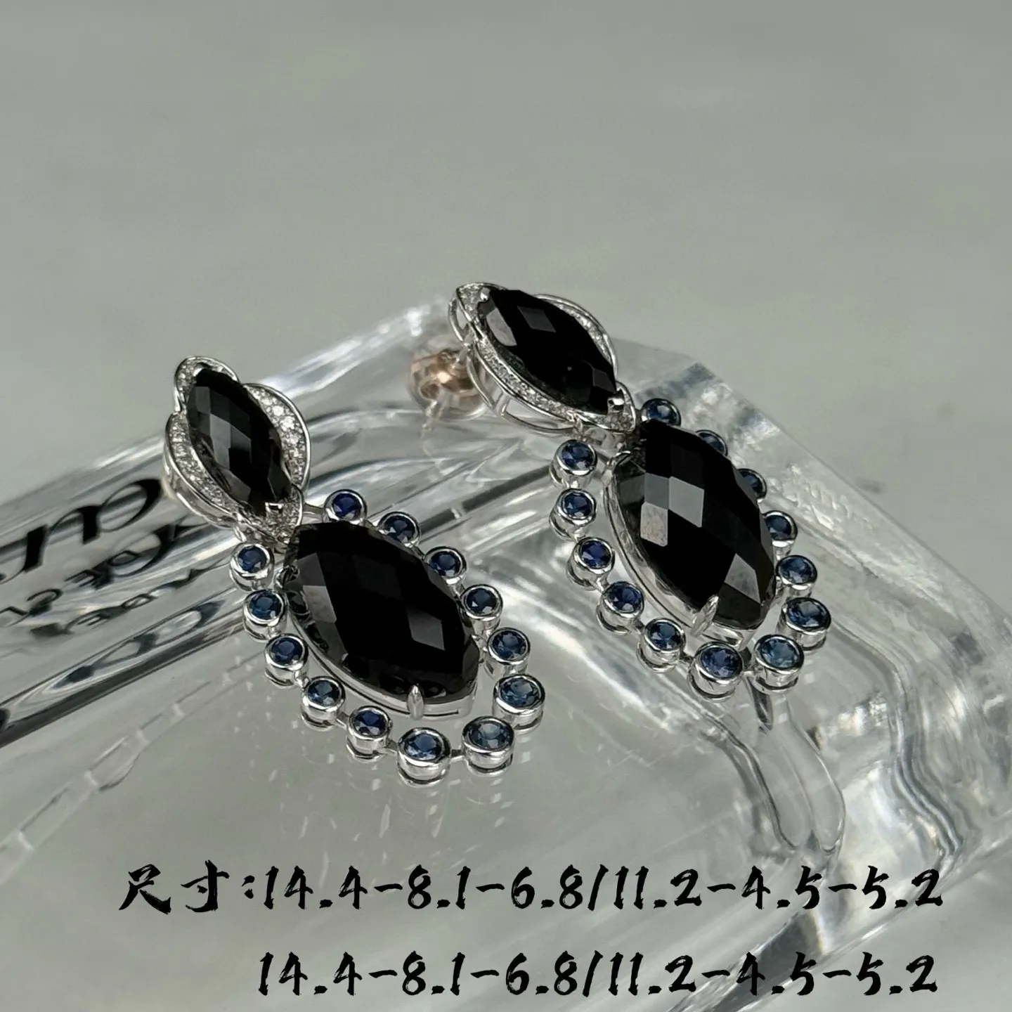 精品18k墨翠耳坠 种好色正 黑度极好 打灯通透 油性十足 尺寸14.4