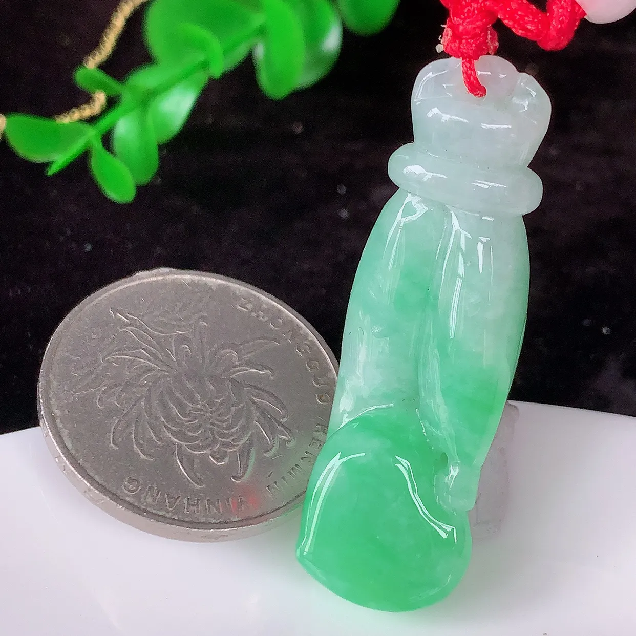 自然光实拍，冰润飘绿翡翠掌上明珠吊坠，种老水足，雕工精湛 ，寓意美好，佩戴时尚出众！#46.21