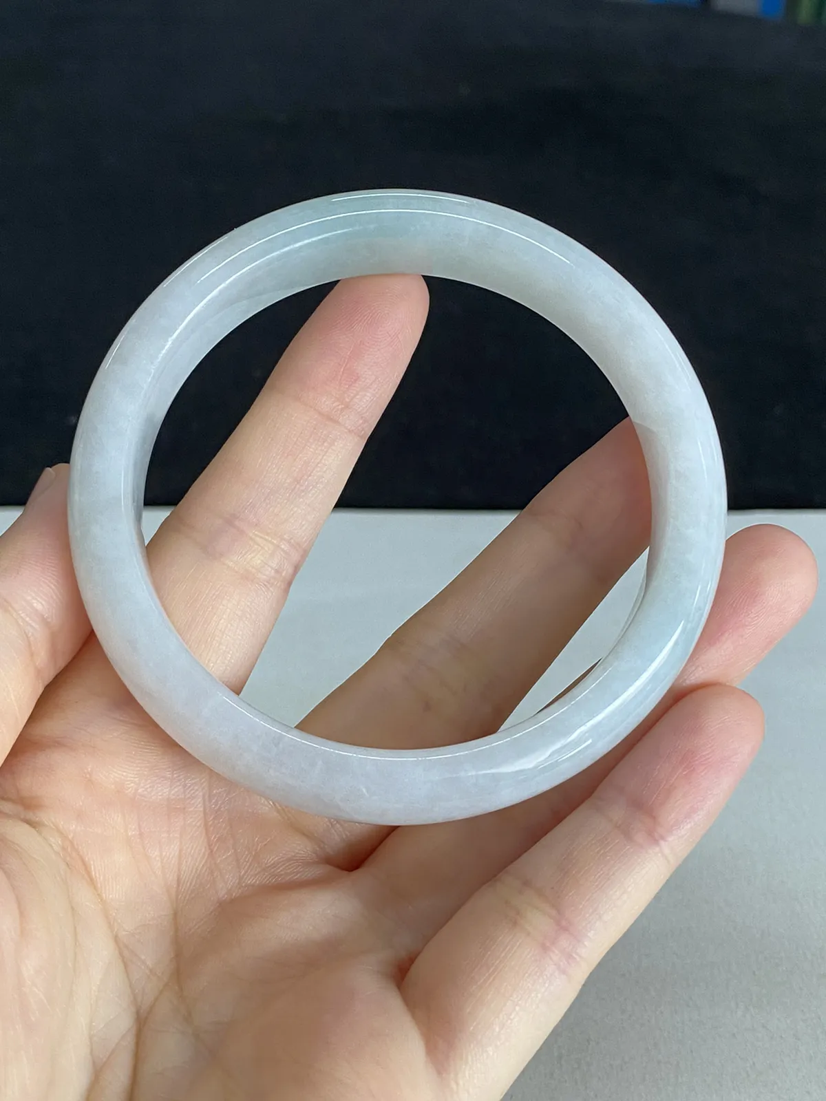 正圈58圈口，翡翠糯化种淡绿色手镯