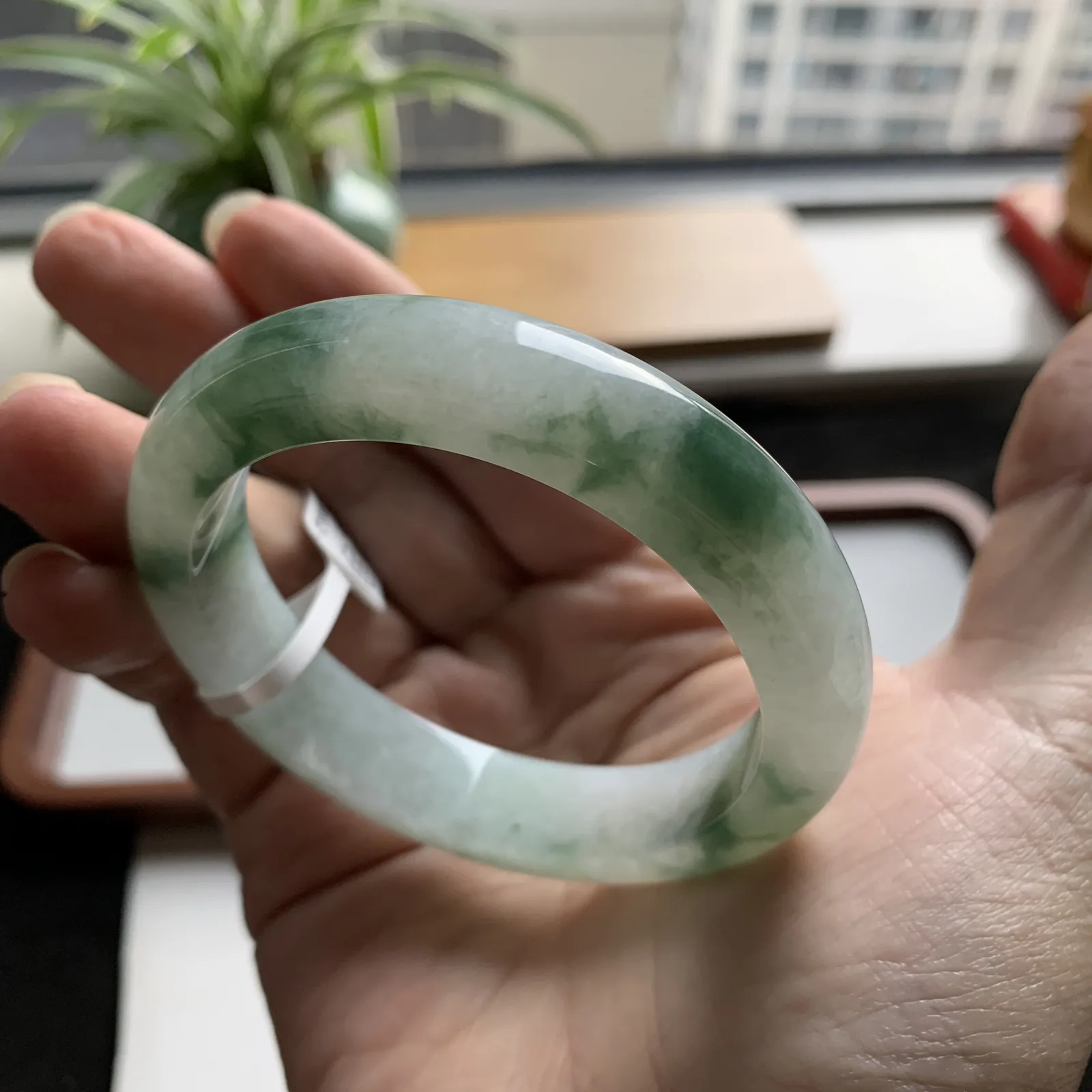 55圈口飘绿手镯