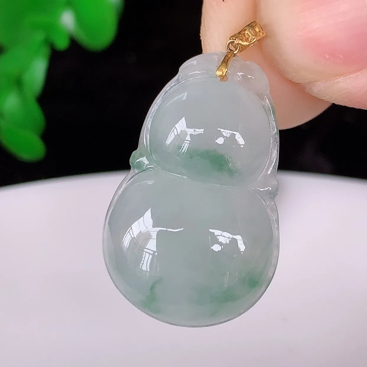 18K金镶嵌冰种飘花葫芦吊坠，翡翠葫芦，寓意福禄双全，财源滚滚，佩戴效果优雅迷人！#49.21