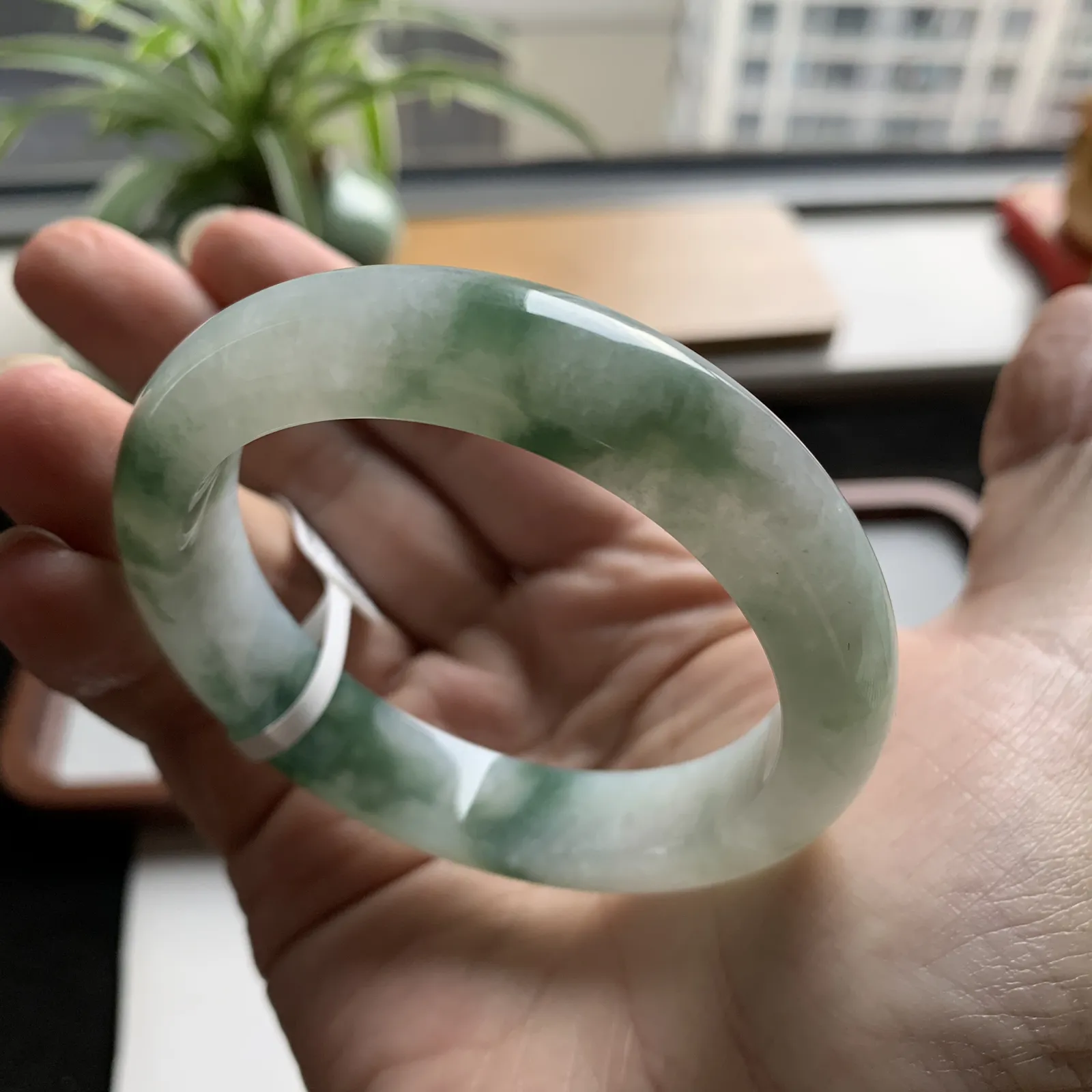 55圈口飘绿手镯