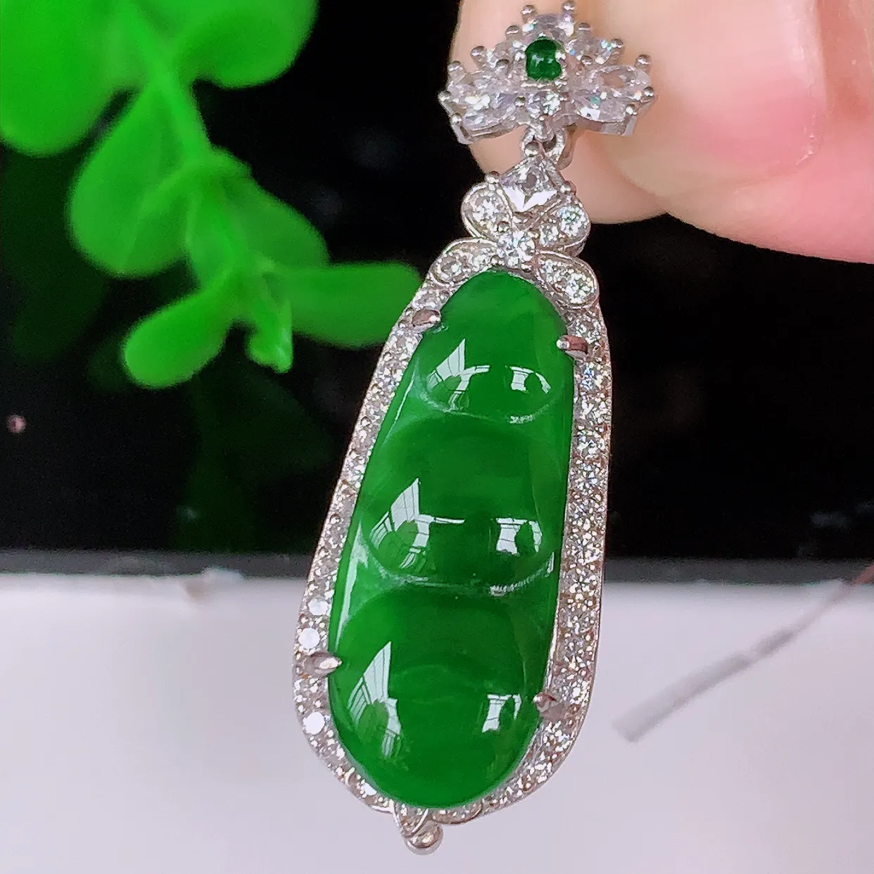 冰透满绿福豆翡翠925银镶嵌吊坠，自然光实拍，翠色灵动，颜色漂亮，种老水足，品相佳，佩戴佳品！#97.19整体36.5*12*7 裸石21*7.5