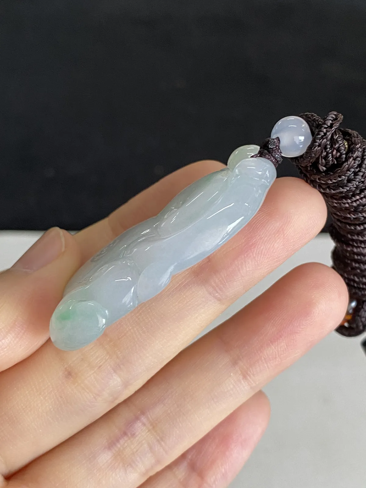 翡翠冰糯种淡绿色吊坠，配珠未测