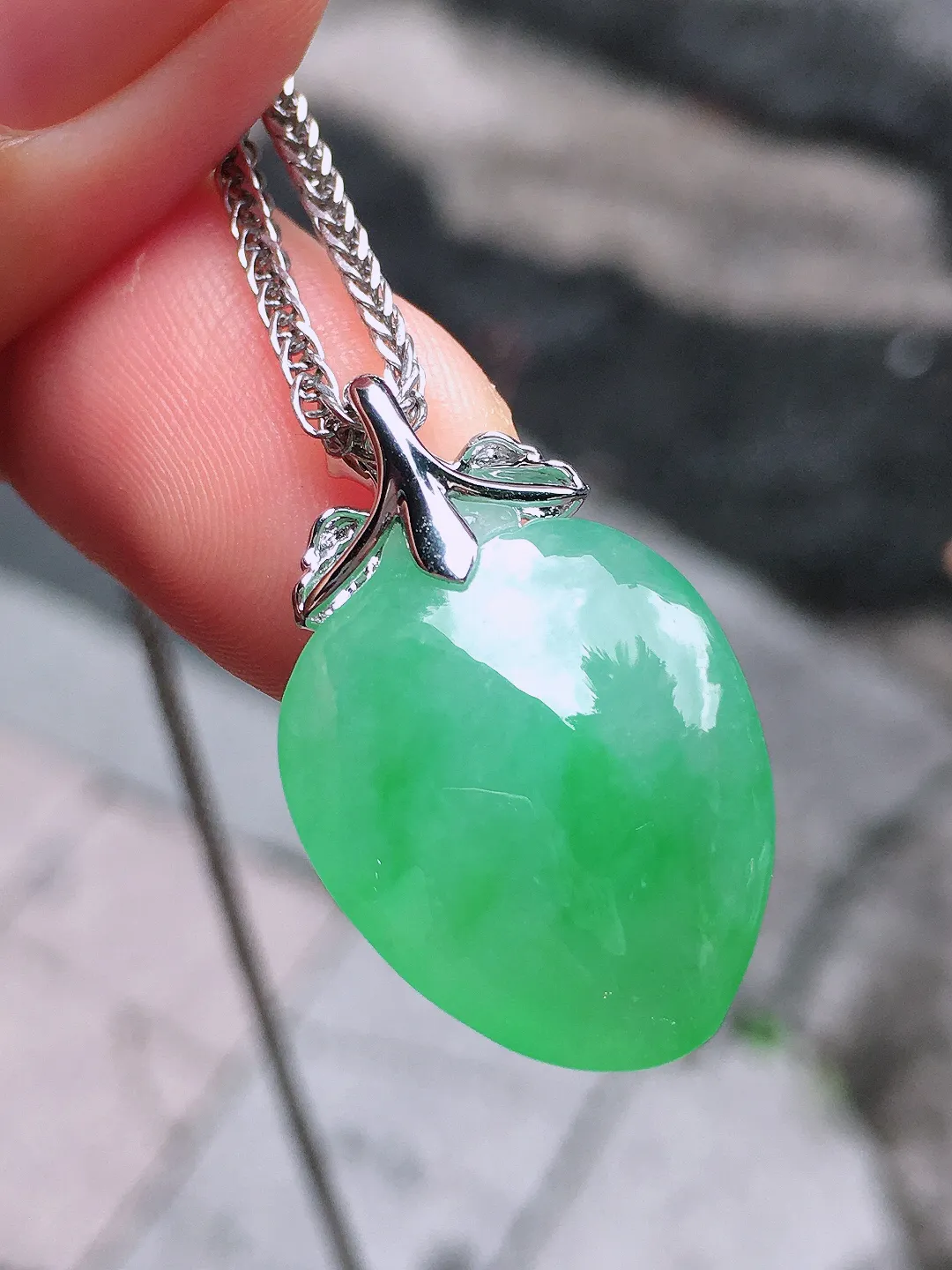 阳绿福瓜吊坠，色泽艳丽，玉质细腻，荧光感超
强，饱满圆润，气质满满。18k
金豪华镶嵌