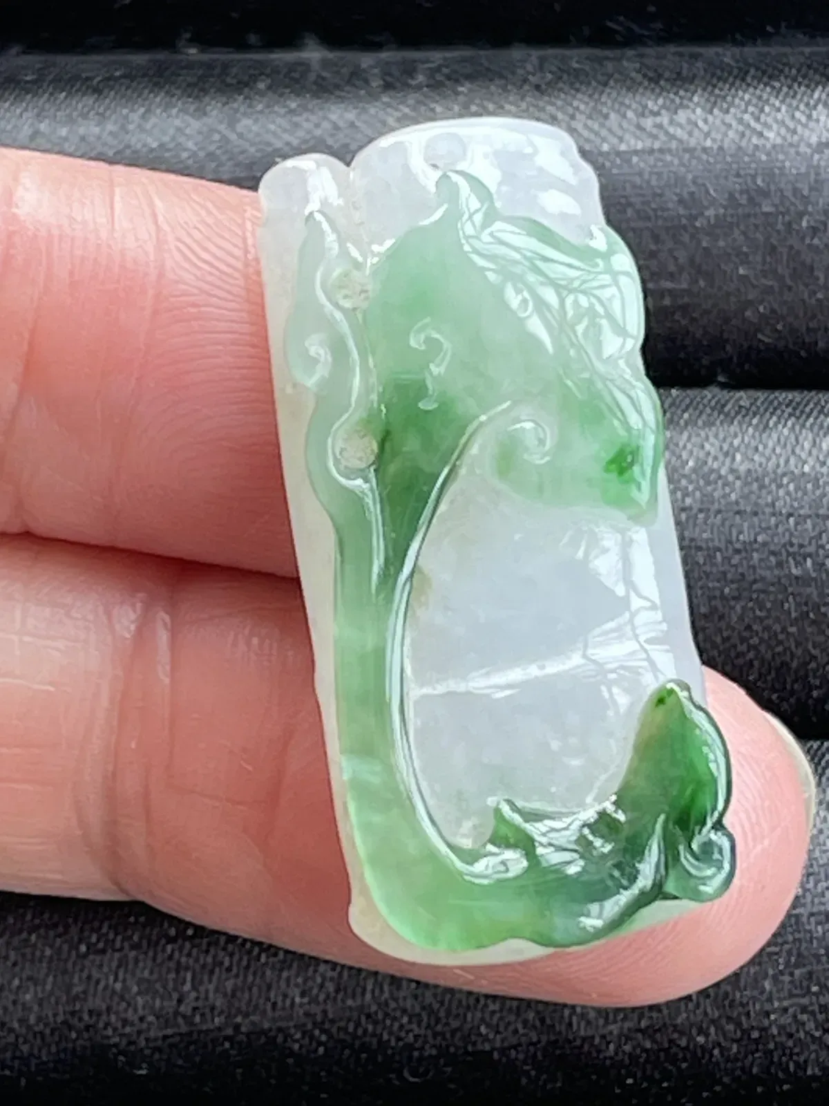 缅甸翡翠A货，步步高升，上身效果非常棒，一生平安，健康快乐，