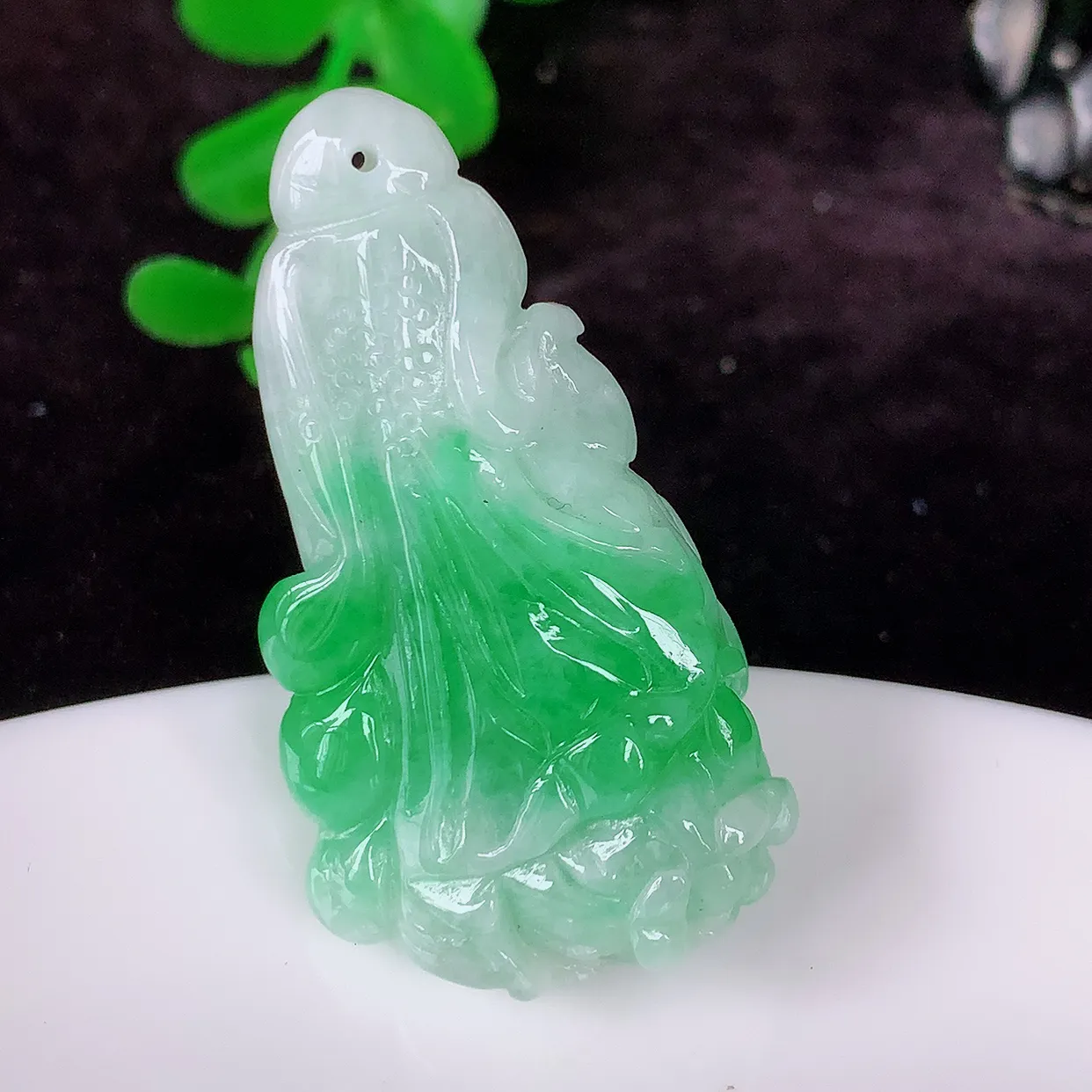 自然光实拍，冰润飘绿招百财翡翠白菜吊坠，百财聚来，财源滚滚，色泽鲜艳，精工水润的白菜， 性价比高！#1.19