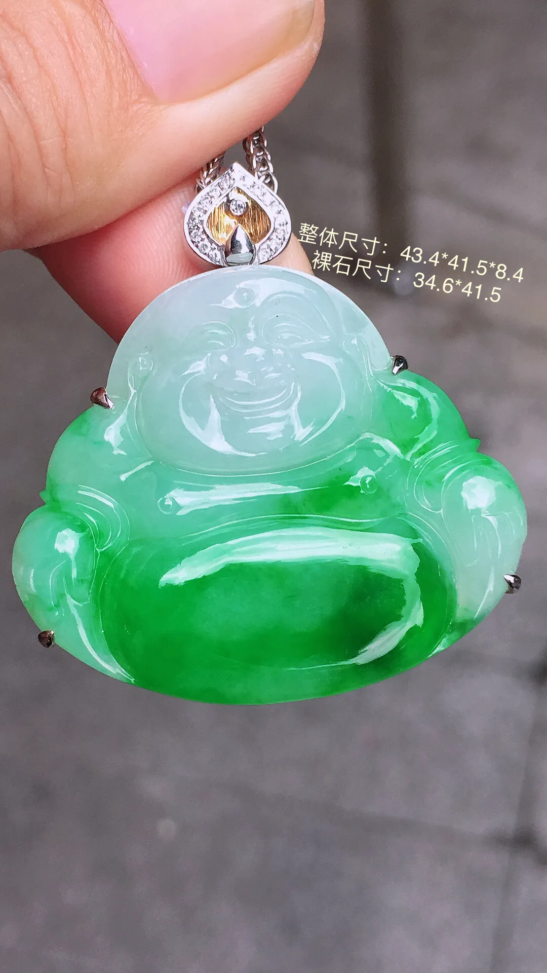 飘绿佛公吊坠，色泽艳丽，玉质细腻，荧光感超
强，饱满圆润，气质满满。18k
金豪华镶嵌
