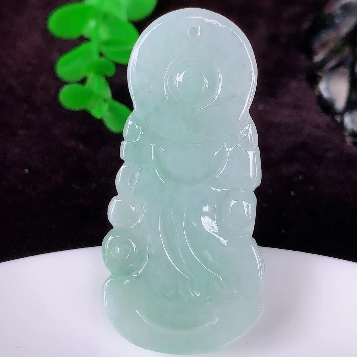 自然光实拍，冰润飘花观音吊坠，赐福翡翠观音，翠绿迷人，观音面相端庄， 佩戴时尚出众！#57.19