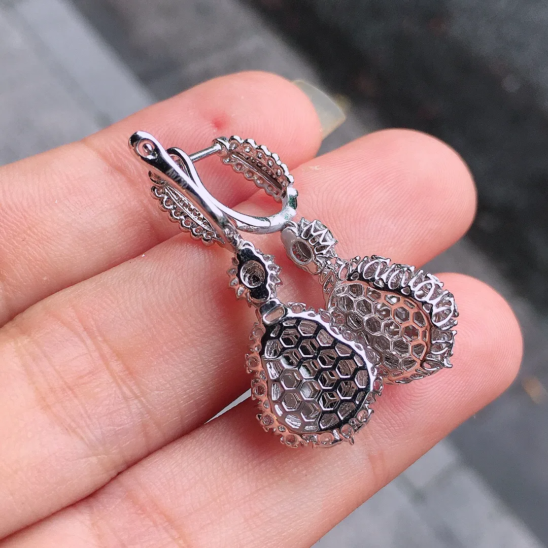 玻璃种葫芦耳坠，玉质细腻，荧光感超
强，饱满圆润，气质满满。18k
金豪华镶嵌
