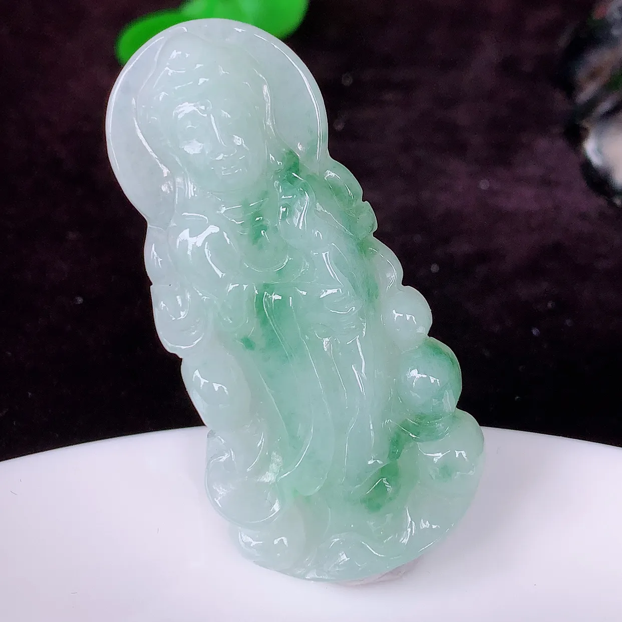 自然光实拍，冰润飘花观音吊坠，赐福翡翠观音，翠绿迷人，观音面相端庄， 佩戴时尚出众！#57.19