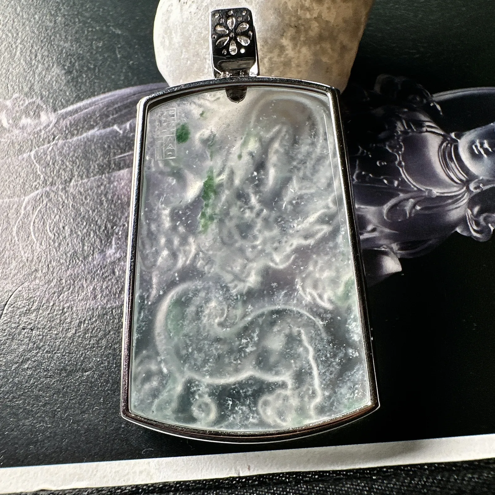 【玻璃种飘花龙牌】冰润细腻，冰感好，质地很不错。雕工精细，佩戴效果好，18k金钻镶嵌，裸石尺寸47.4*33.8*5.6毫米