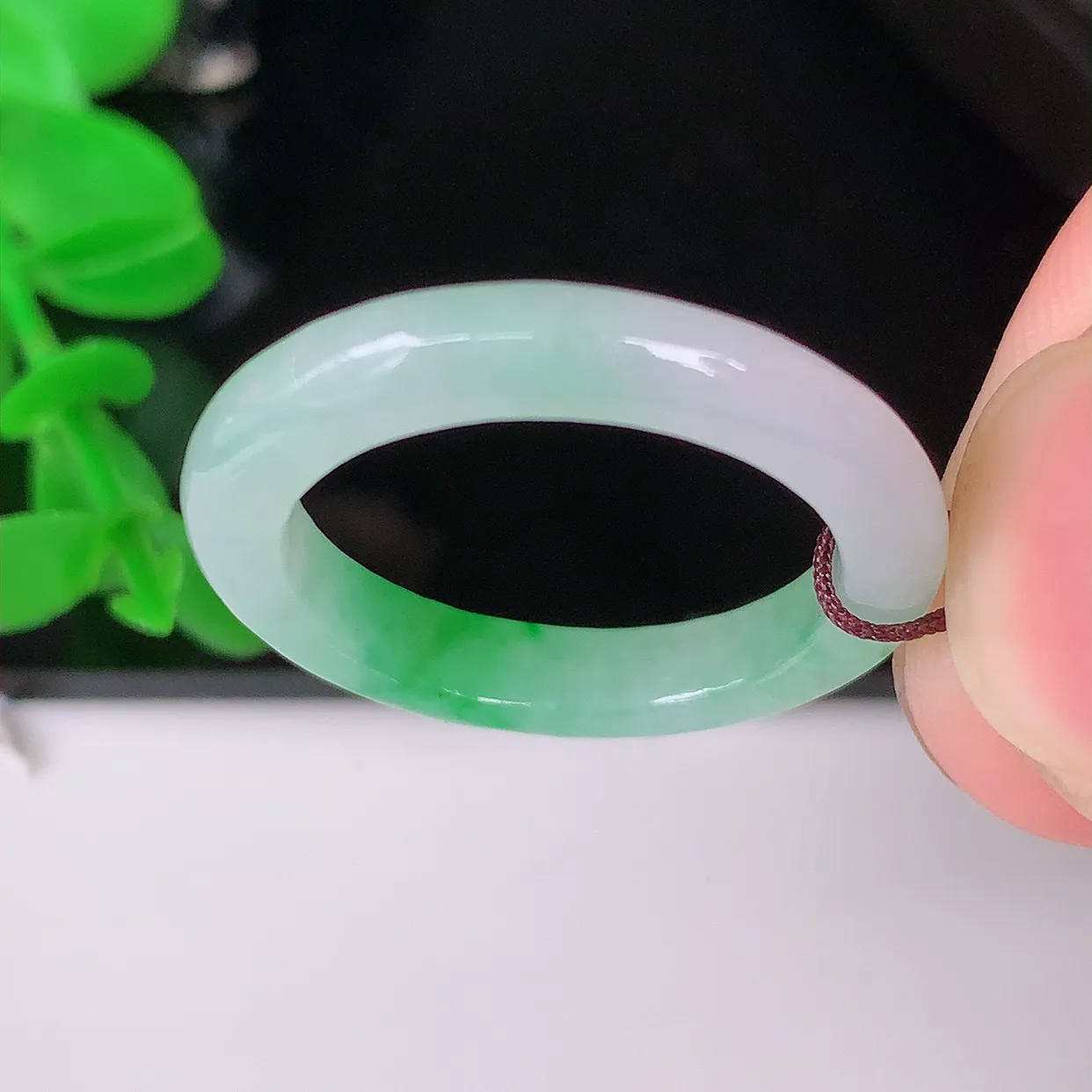 自然光实拍，17.8mm内径飘绿翡翠指环，玉戒指，玉质莹润，好精美好冰润的指环，16圈口， 上手纤巧！#1.19