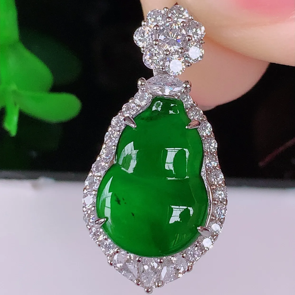 冰透满绿葫芦翡翠925银镶嵌吊坠，自然光实拍，翠色灵动，颜色漂亮，种老水足，品相佳，佩戴佳品！#97.19整体27*13.5*9.5 裸石14.5*10