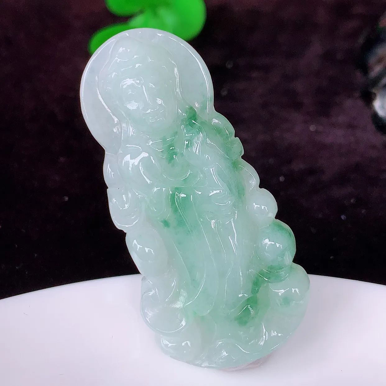 自然光实拍，冰润飘花观音吊坠，赐福翡翠观音，翠绿迷人，观音面相端庄， 佩戴时尚出众！#57.19