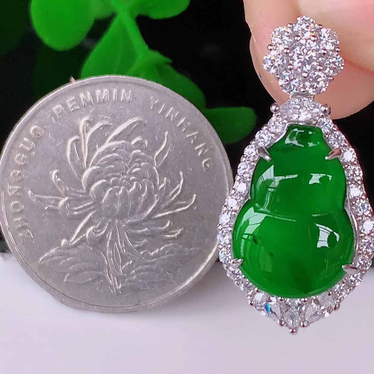 冰透满绿葫芦翡翠925银镶嵌吊坠，自然光实拍，翠色灵动，颜色漂亮，种老水足，品相佳，佩戴佳品！#97.19整体27*13.5*9.5 裸石14.5*10