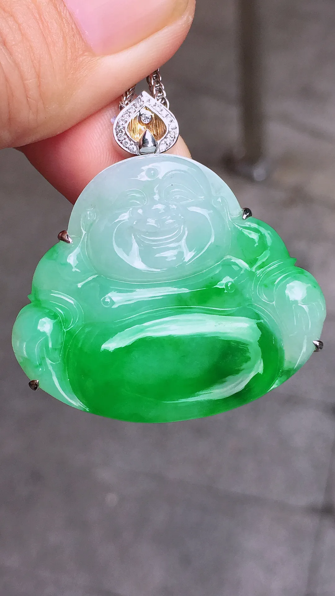 飘绿佛公吊坠，色泽艳丽，玉质细腻，荧光感超
强，饱满圆润，气质满满。18k
金豪华镶嵌