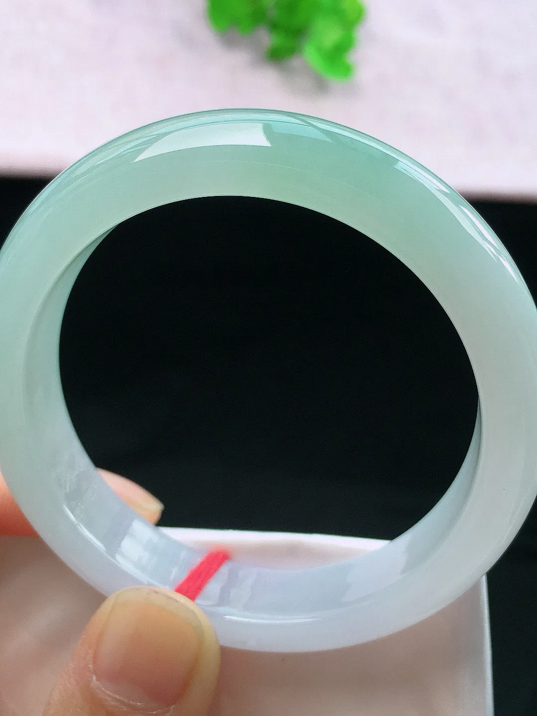 正圈55-56可戴，种老水足，尺寸56/12.5/8mm，底色正圈翡翠手镯