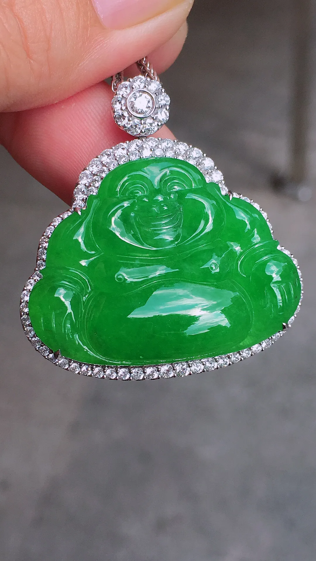 阳绿佛公吊坠，色泽均匀艳丽，玉质细腻，荧光感超
强，饱满圆润，气质满满。18k
金豪华镶嵌