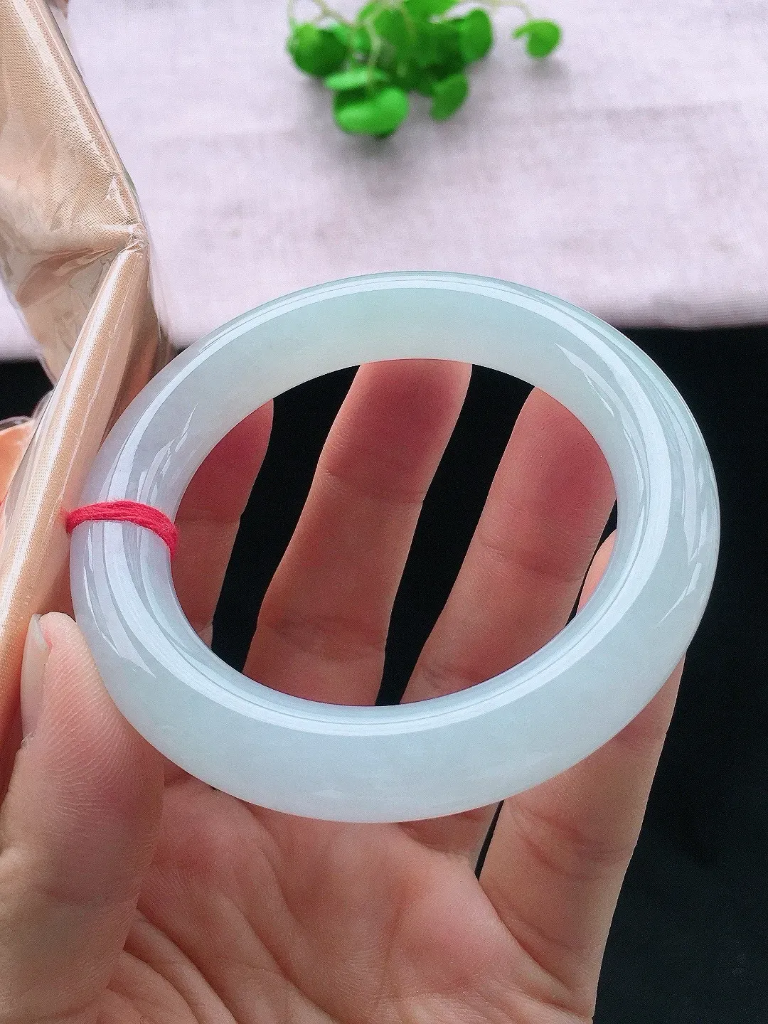 正圈55-56可戴，种老水足，尺寸54.6/11.5/11.5mm，白冰圆条翡翠手镯