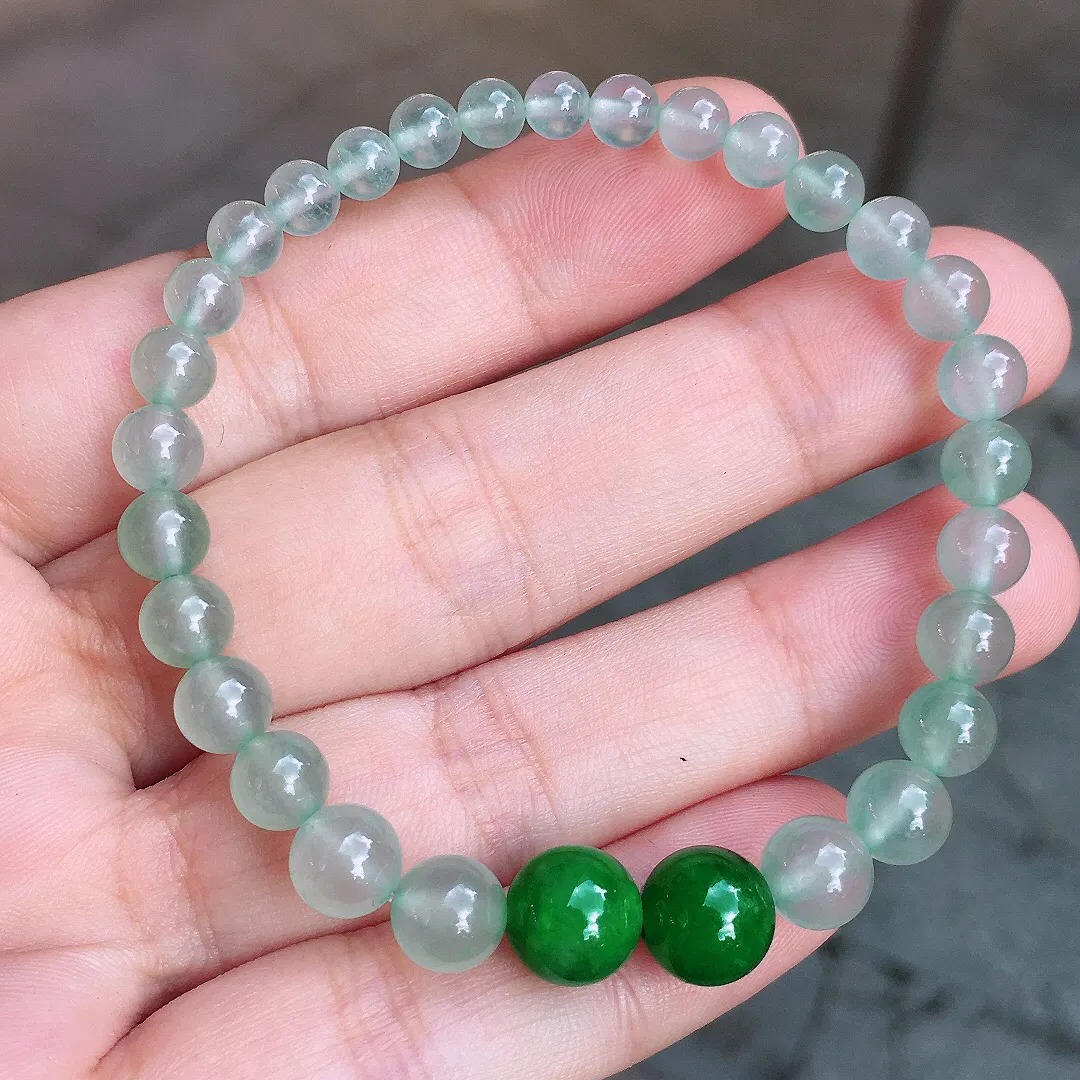 （冰+绿）珠子手串，色泽均匀艳丽，玉质细腻，荧光感超
强，饱满圆润，气质满满。