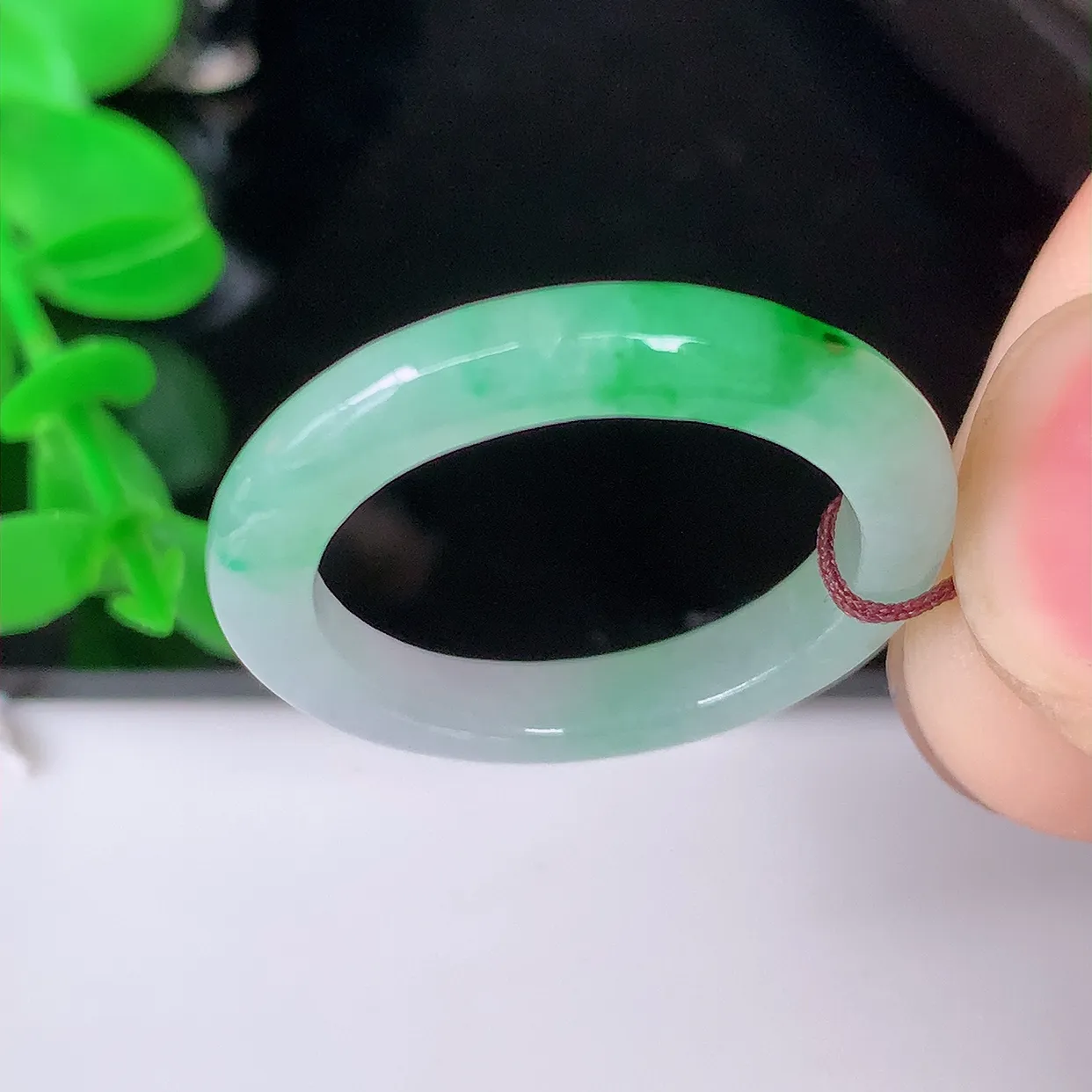 自然光实拍，17.8mm内径飘绿翡翠指环，玉戒指，玉质莹润，好精美好冰润的指环，16圈口， 上手纤巧