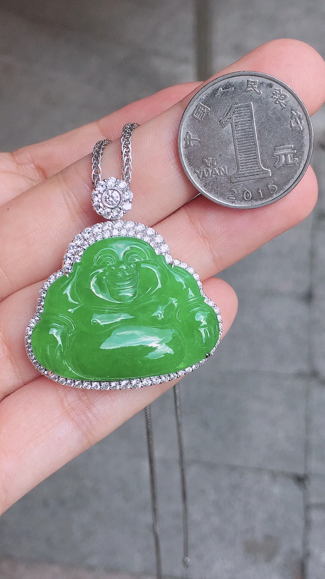 阳绿佛公吊坠，色泽均匀艳丽，玉质细腻，荧光感超
强，饱满圆润，气质满满。18k
金豪华镶嵌