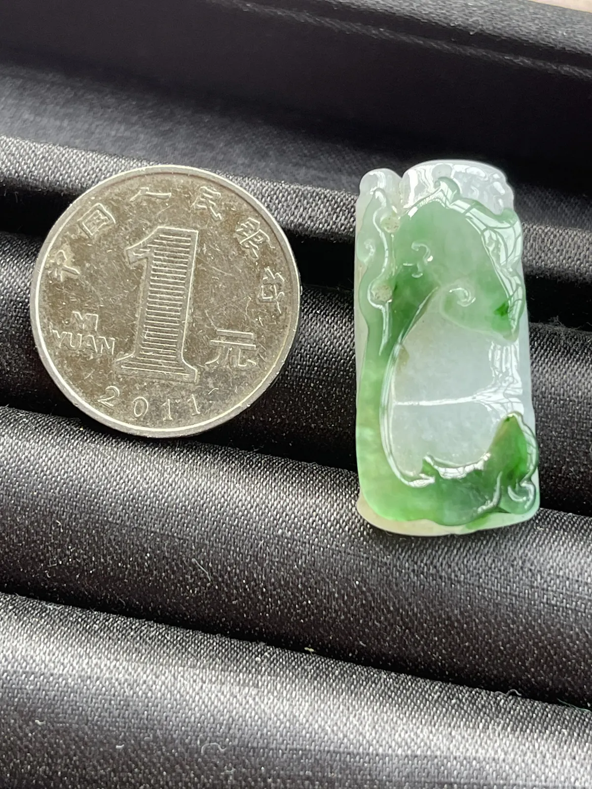 缅甸翡翠A货，步步高升，上身效果非常棒，一生平安，健康快乐，