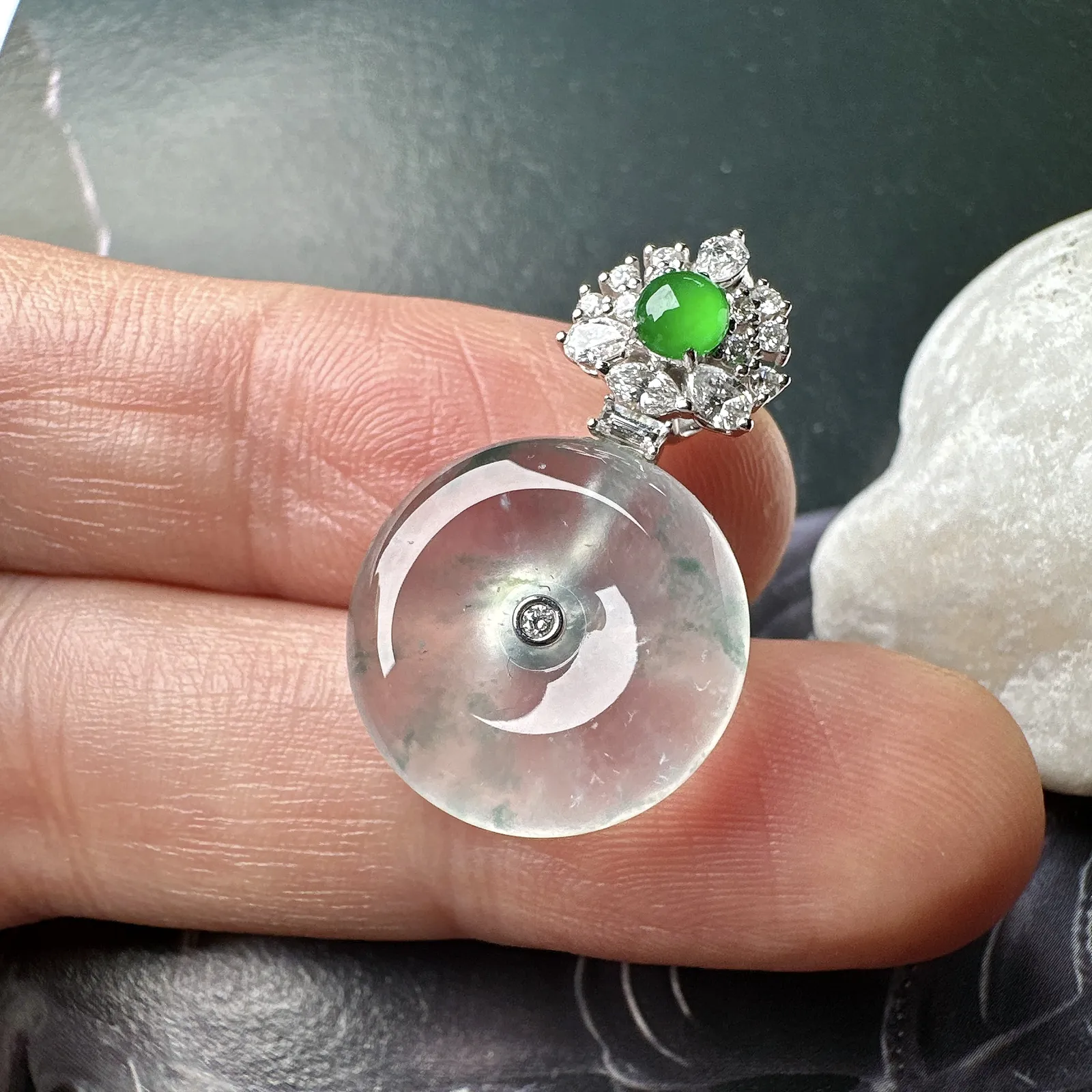 【玻璃种飘花平安扣】起光的料子，晶莹剔透，厚度上乘，佩戴佳品。18k金钻镶嵌，裸石尺寸15.9*5.8毫米