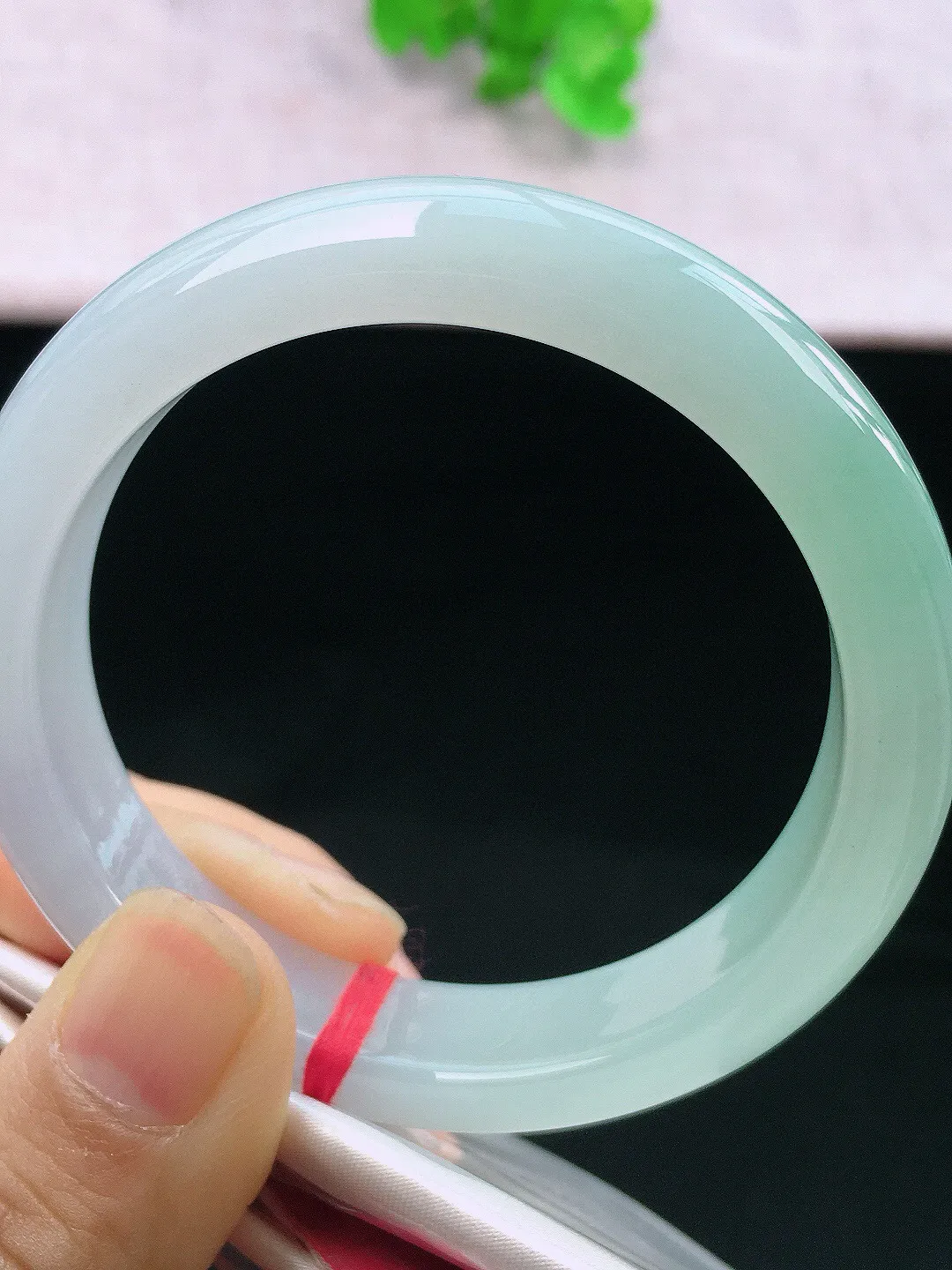 正圈55-56可戴，种老水足，尺寸56/12.5/8mm，底色正圈翡翠手镯
