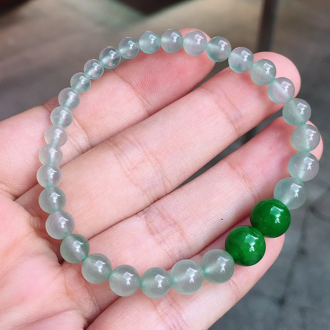 （冰+绿）珠子手串，色泽均匀艳丽，玉质细腻，荧光感超
强，饱满圆润，气质满满。