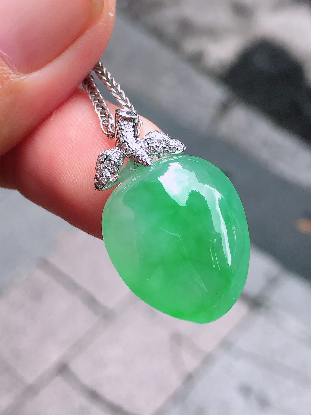 阳绿福瓜吊坠，色泽艳丽，玉质细腻，荧光感超
强，饱满圆润，气质满满。18k
金豪华镶嵌