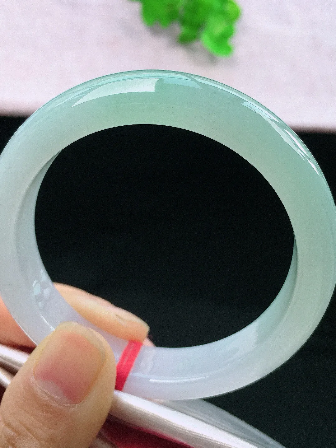 正圈55-56可戴，种老水足，尺寸56/12.5/8mm，底色正圈翡翠手镯