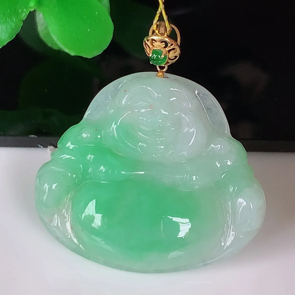 18K金镶嵌冰润飘绿翡翠佛公吊坠，翡翠笑佛，饱满，开脸喜庆， 配戴优雅迷人！#57.19